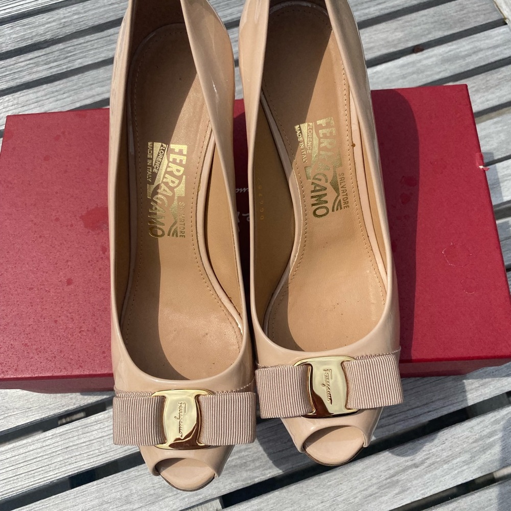 Salvatore Ferragamo Pola size 8C new bisque peep toe
